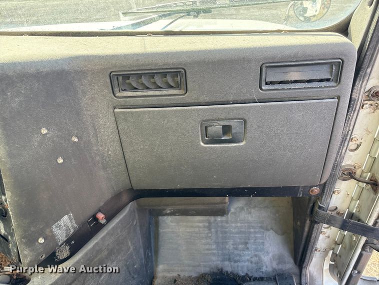 image for item FG2589 1999 International 9100 fertilizer delivery truck