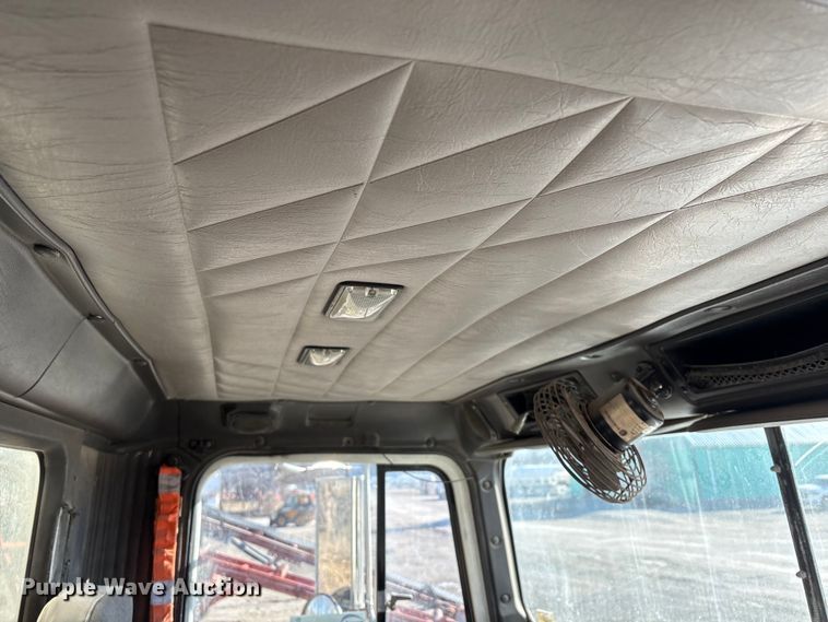 image for item FG2589 1999 International 9100 fertilizer delivery truck