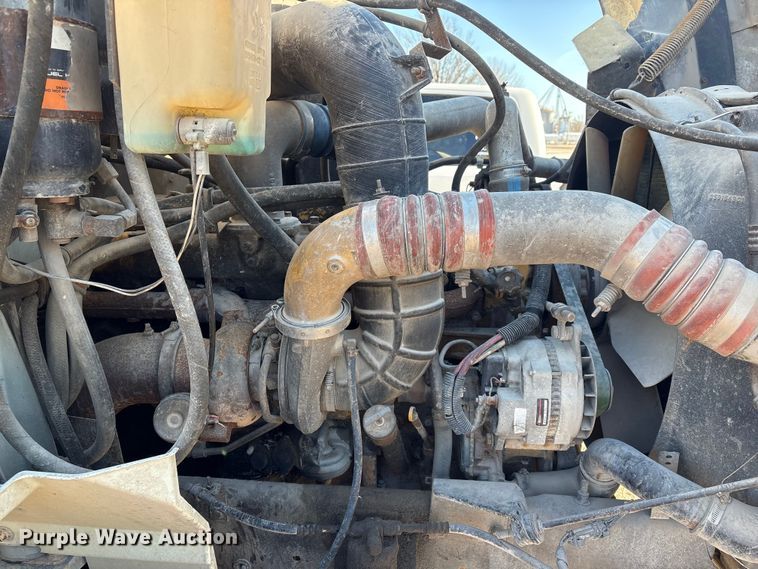 image for item FG2589 1999 International 9100 fertilizer delivery truck