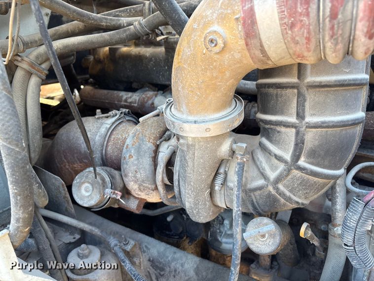 image for item FG2589 1999 International 9100 fertilizer delivery truck