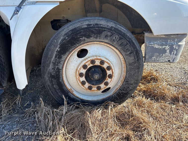 image for item FG2589 1999 International 9100 fertilizer delivery truck