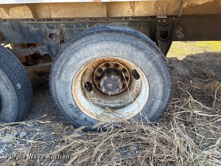 image for item FG2589 1999 International 9100 fertilizer delivery truck