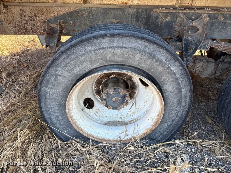 image for item FG2589 1999 International 9100 fertilizer delivery truck