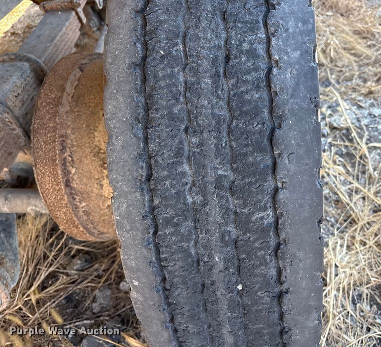 image for item FG2589 1999 International 9100 fertilizer delivery truck