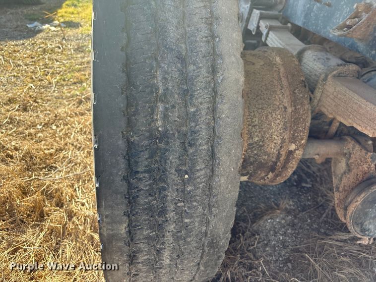 image for item FG2589 1999 International 9100 fertilizer delivery truck