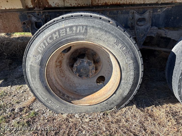image for item FG2589 1999 International 9100 fertilizer delivery truck