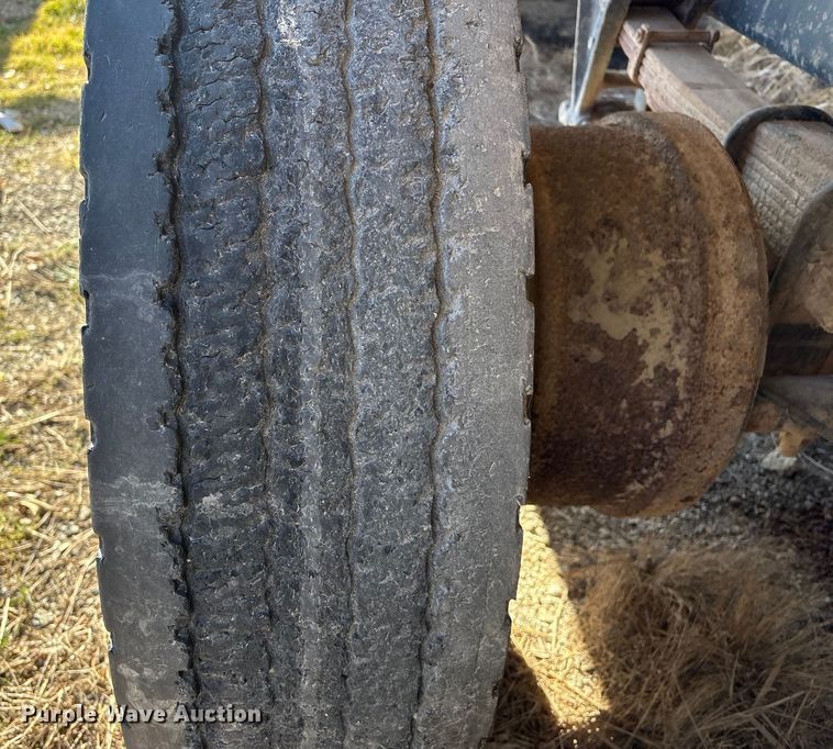 image for item FG2589 1999 International 9100 fertilizer delivery truck