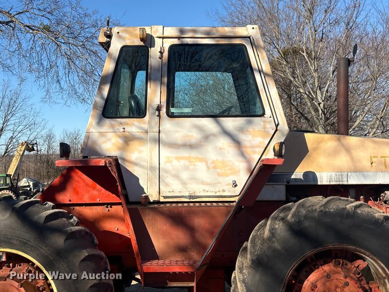 image for item FI0128 Case 2470 tractor