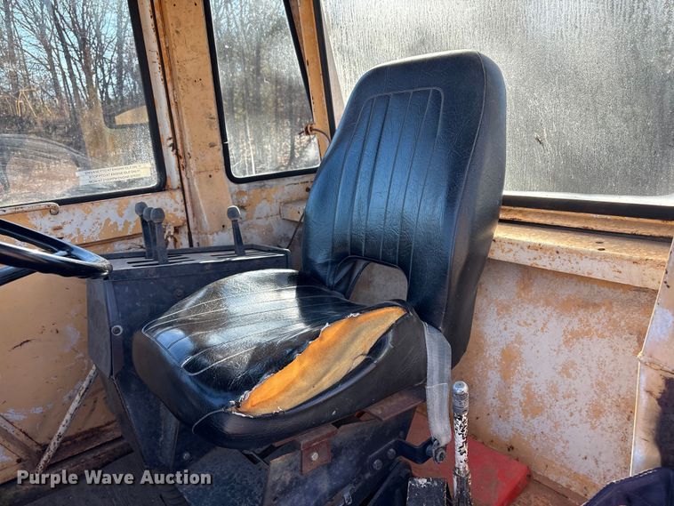 image for item FI0128 Case 2470 tractor