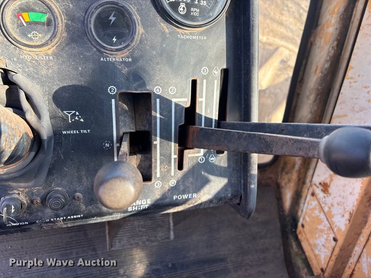 image for item FI0128 Case 2470 tractor