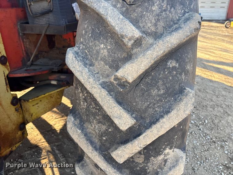 image for item FI0128 Case 2470 tractor