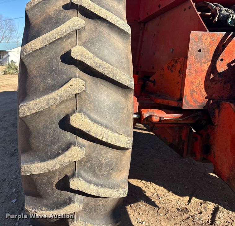 image for item FI0128 Case 2470 tractor