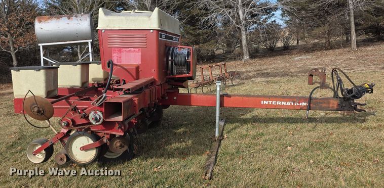 image for item FI0795 International Harvester 800 Cyclo Air air seeder