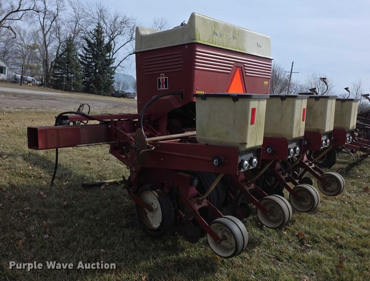 image for item FI0795 International Harvester 800 Cyclo Air air seeder