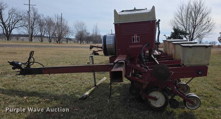 image for item FI0795 International Harvester 800 Cyclo Air air seeder