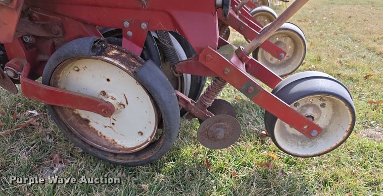 image for item FI0795 International Harvester 800 Cyclo Air air seeder