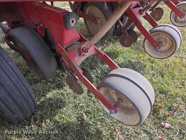 image for item FI0795 International Harvester 800 Cyclo Air air seeder