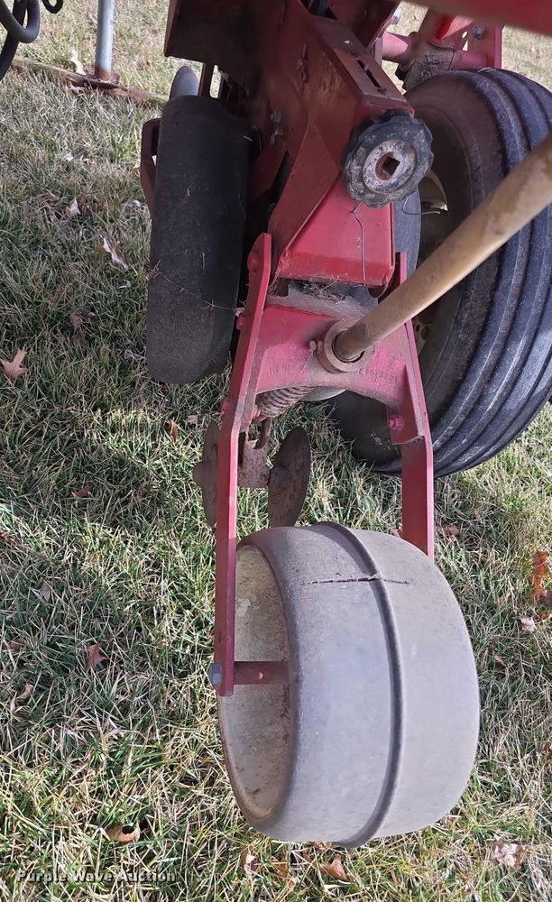 image for item FI0795 International Harvester 800 Cyclo Air air seeder