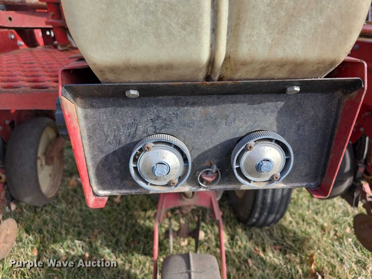 image for item FI0795 International Harvester 800 Cyclo Air air seeder