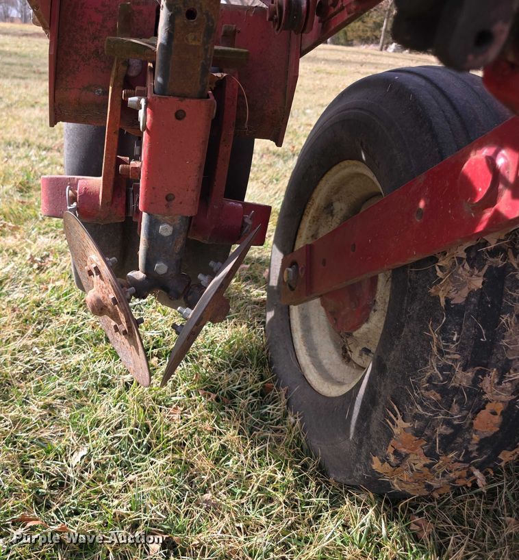 image for item FI0795 International Harvester 800 Cyclo Air air seeder