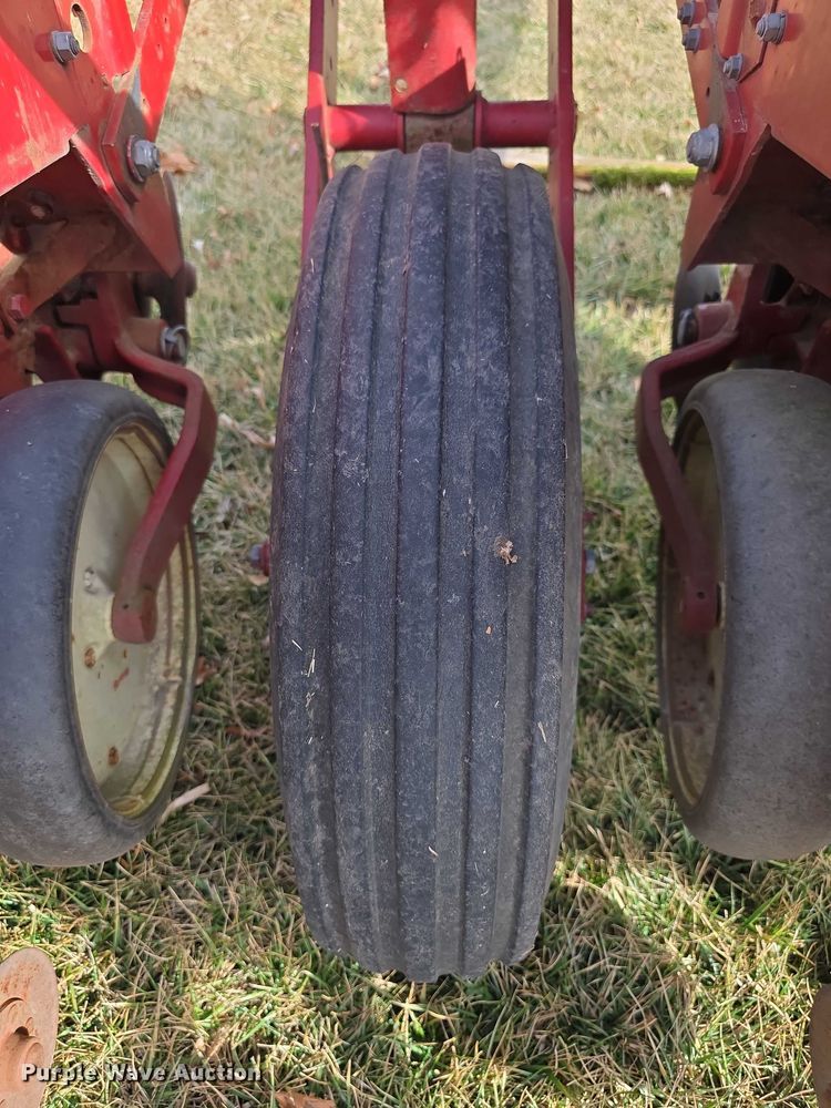 image for item FI0795 International Harvester 800 Cyclo Air air seeder