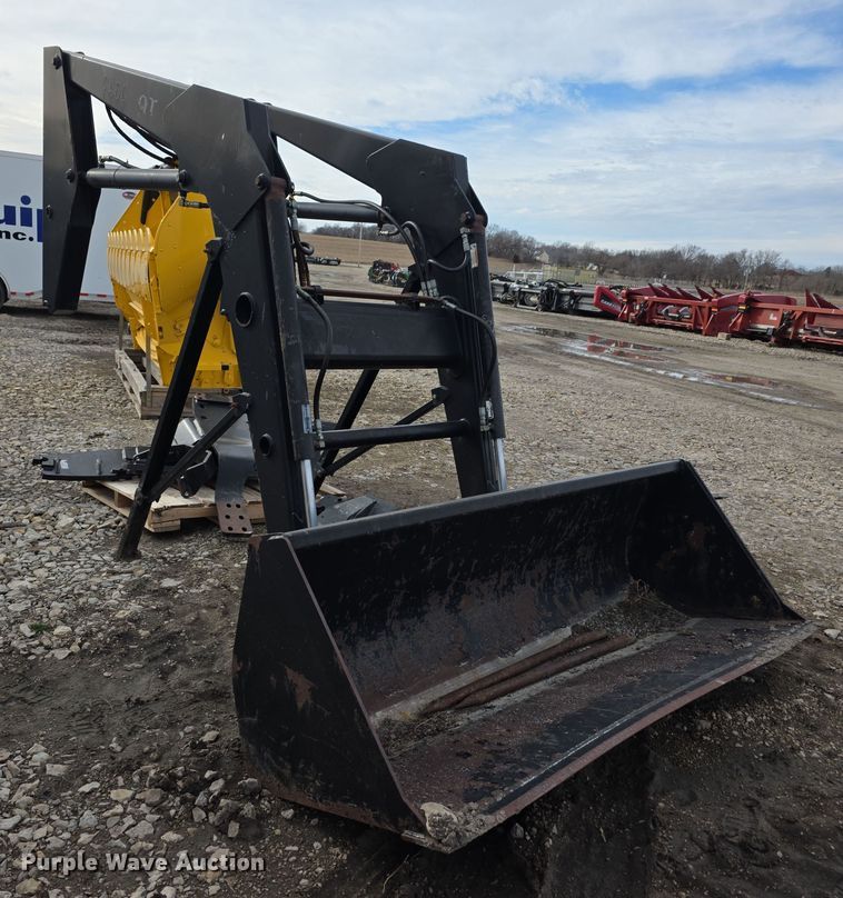 image for item FI0883 QT 7400 Tractor Loader  loader