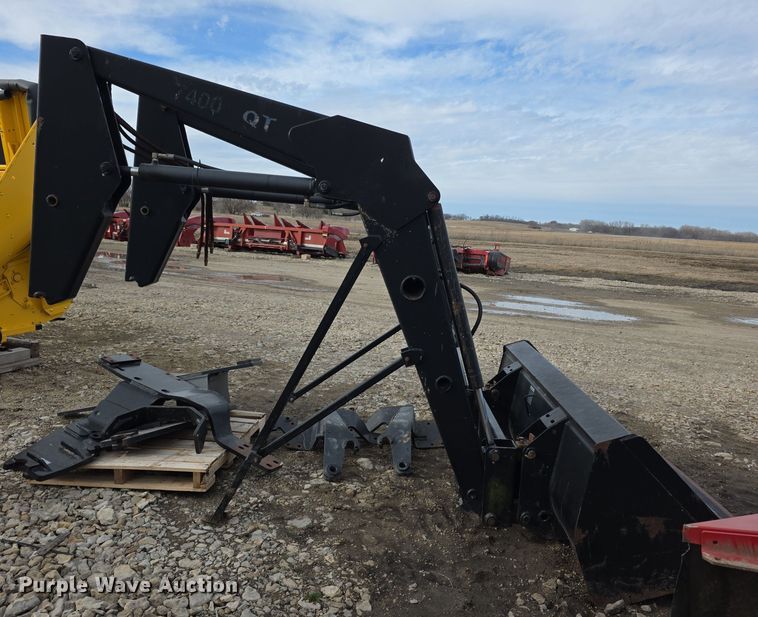 image for item FI0883 QT 7400 Tractor Loader  loader