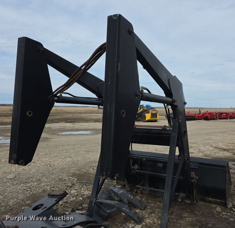 image for item FI0883 QT 7400 Tractor Loader  loader