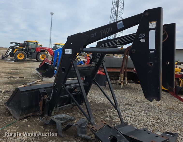 image for item FI0883 QT 7400 Tractor Loader  loader
