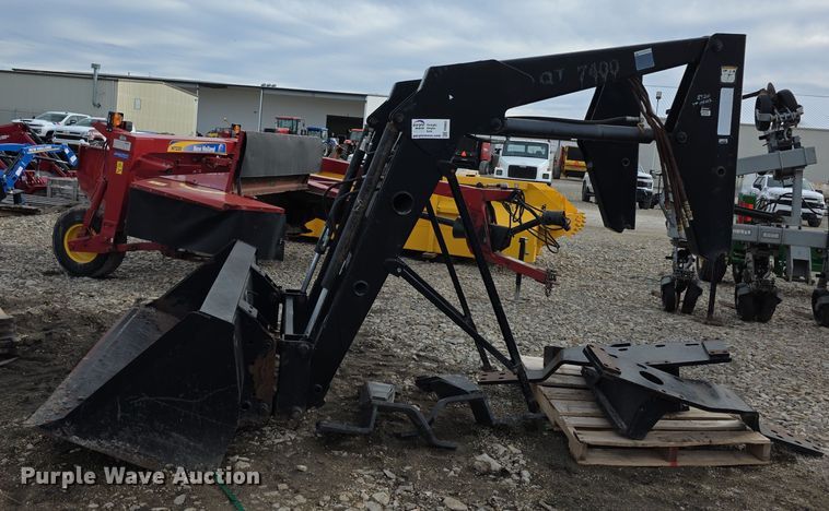 image for item FI0883 QT 7400 Tractor Loader  loader