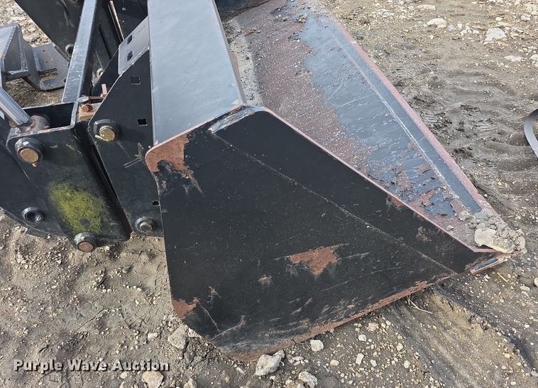 image for item FI0883 QT 7400 Tractor Loader  loader