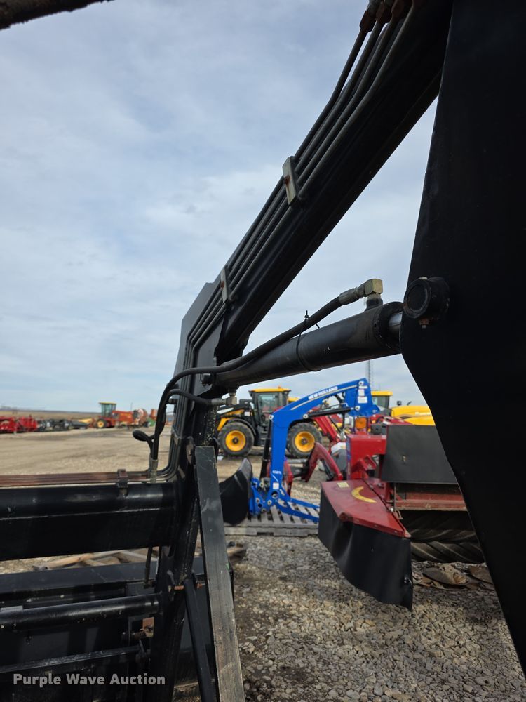 image for item FI0883 QT 7400 Tractor Loader  loader