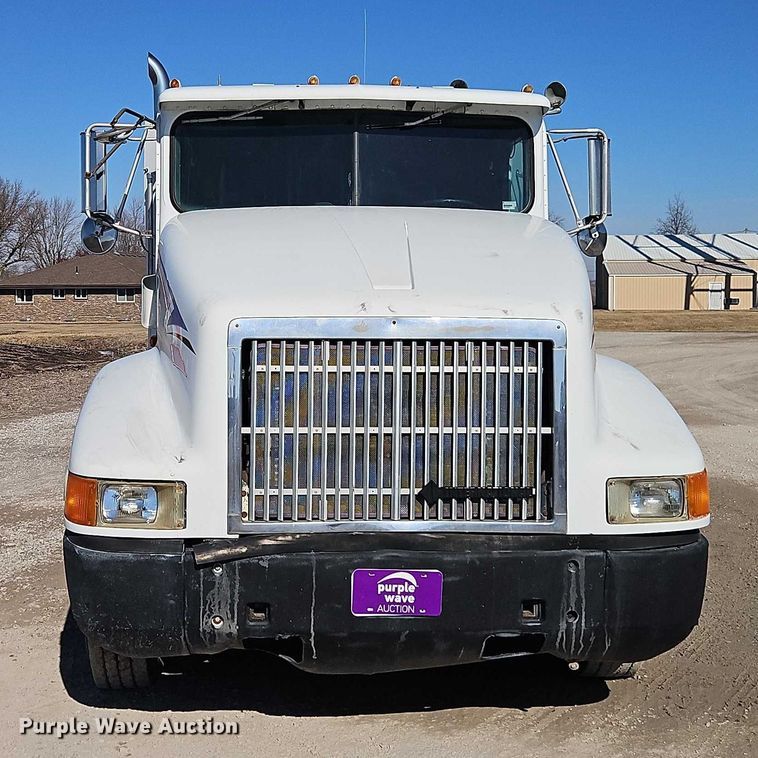 image for item FN5565 1990 International 9400 flatbed truck