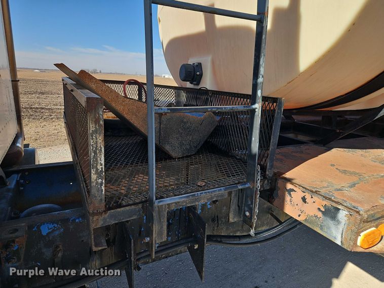 image for item FN5565 1990 International 9400 flatbed truck