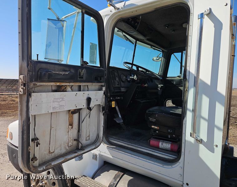 image for item FN5565 1990 International 9400 flatbed truck