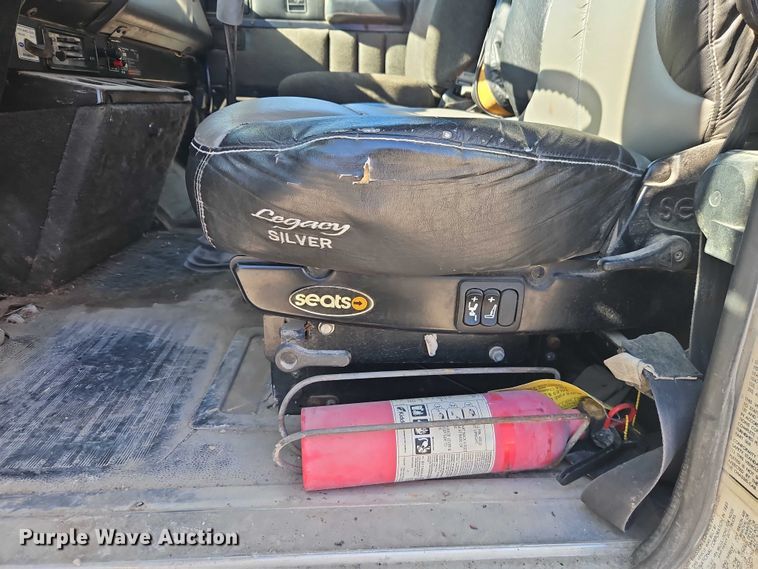 image for item FN5565 1990 International 9400 flatbed truck