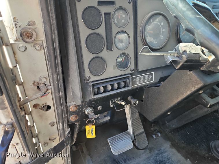 image for item FN5565 1990 International 9400 flatbed truck