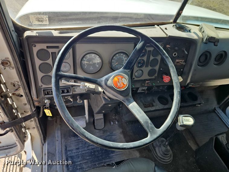 image for item FN5565 1990 International 9400 flatbed truck