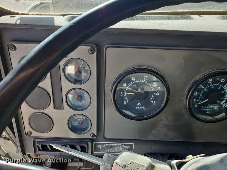 image for item FN5565 1990 International 9400 flatbed truck