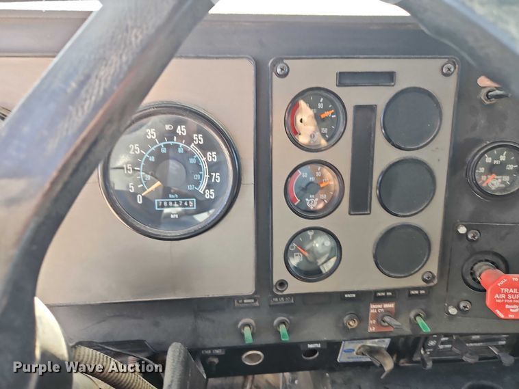 image for item FN5565 1990 International 9400 flatbed truck