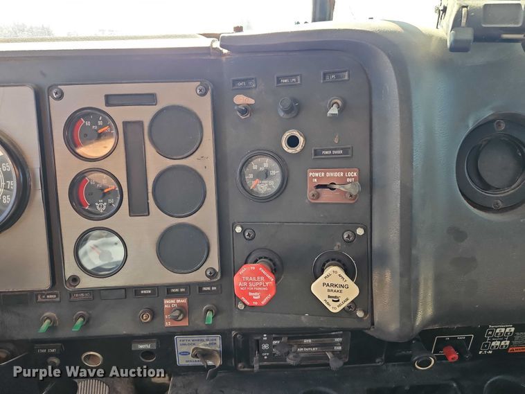 image for item FN5565 1990 International 9400 flatbed truck