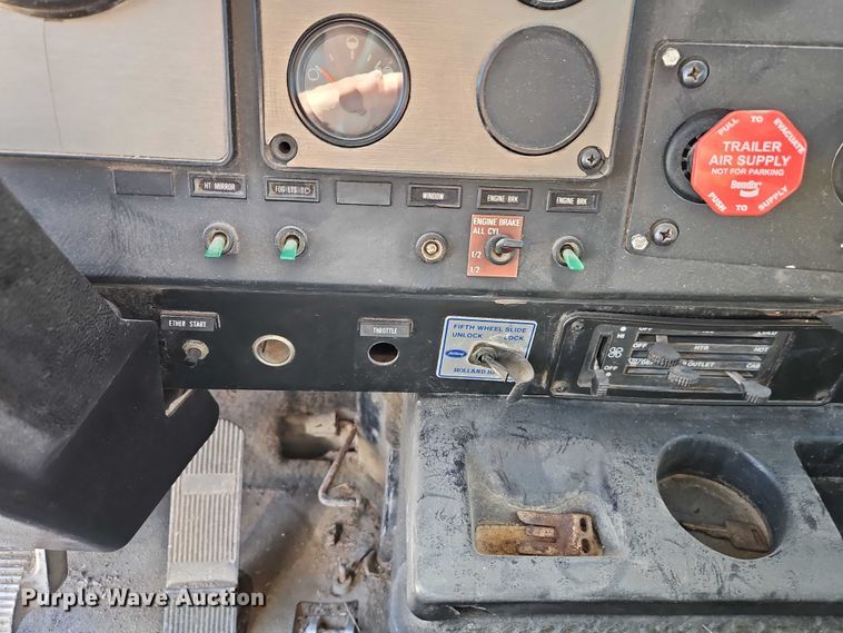 image for item FN5565 1990 International 9400 flatbed truck