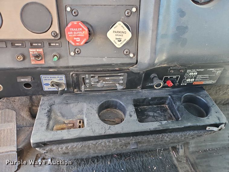 image for item FN5565 1990 International 9400 flatbed truck