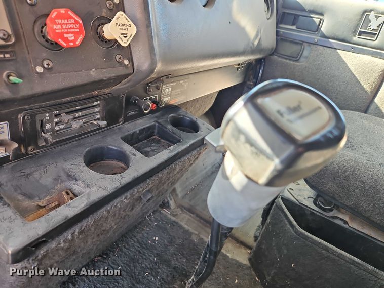 image for item FN5565 1990 International 9400 flatbed truck