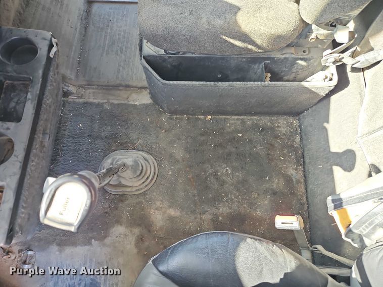 image for item FN5565 1990 International 9400 flatbed truck