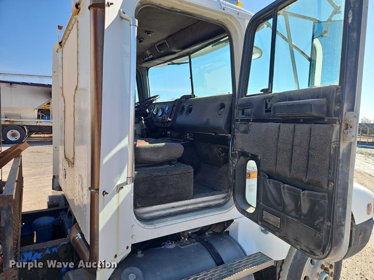 image for item FN5565 1990 International 9400 flatbed truck