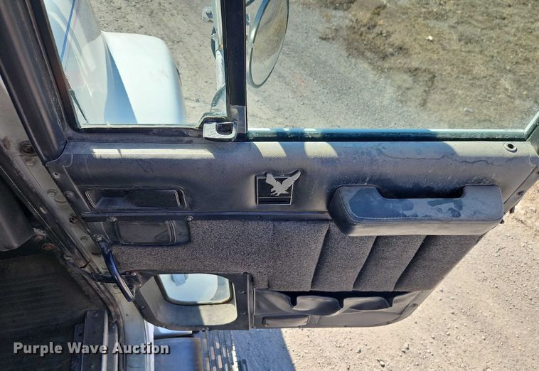 image for item FN5565 1990 International 9400 flatbed truck