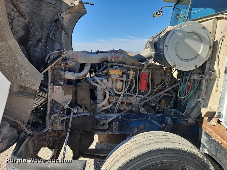 image for item FN5565 1990 International 9400 flatbed truck