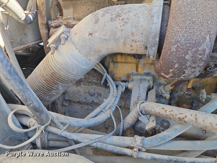 image for item FN5565 1990 International 9400 flatbed truck