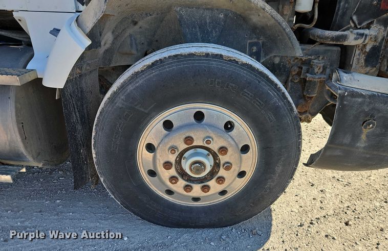 image for item FN5565 1990 International 9400 flatbed truck